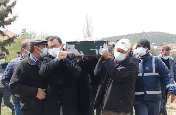 Kazada ölen doktor, toprağa verildi Kazada ölen doktor, toprağa verildi