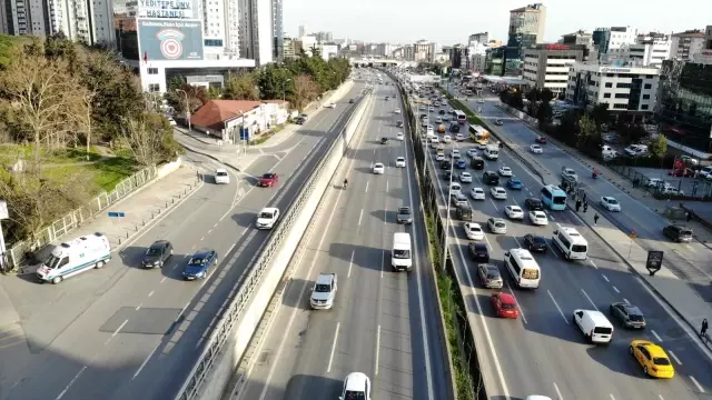 Kısıtlama saati değişti, trafikte yoğunluk erkenden başladı Kısıtlama saati değişti, trafikte yoğunluk erkenden başladı