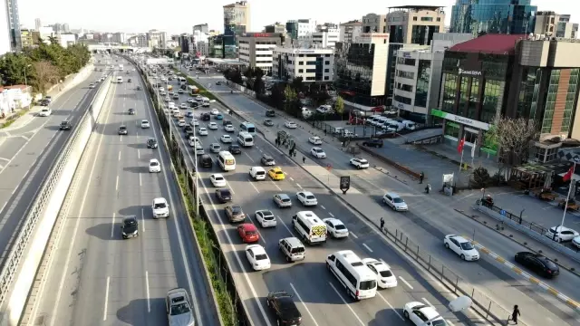 Kısıtlama saati değişti, trafikte yoğunluk erkenden başladı Kısıtlama saati değişti, trafikte yoğunluk erkenden başladı