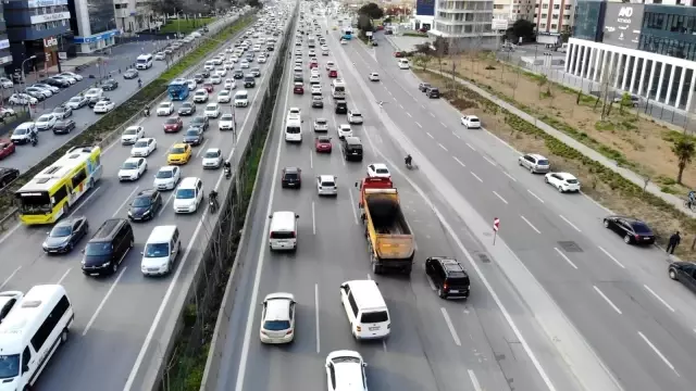 Kısıtlama saati değişti, trafikte yoğunluk erkenden başladı Kısıtlama saati değişti, trafikte yoğunluk erkenden başladı