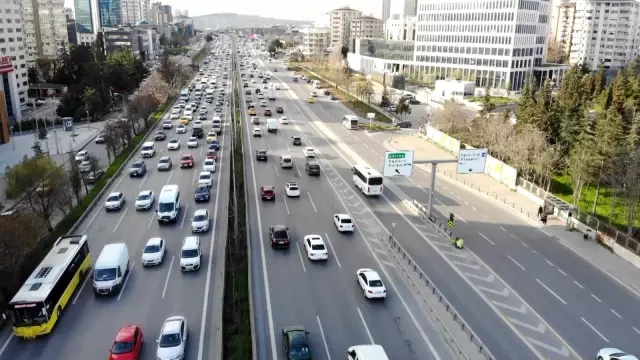 Kısıtlama saati değişti, trafikte yoğunluk erkenden başladı Kısıtlama saati değişti, trafikte yoğunluk erkenden başladı