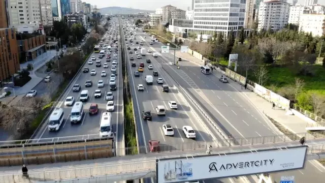 Kısıtlama saati değişti, trafikte yoğunluk erkenden başladı Kısıtlama saati değişti, trafikte yoğunluk erkenden başladı