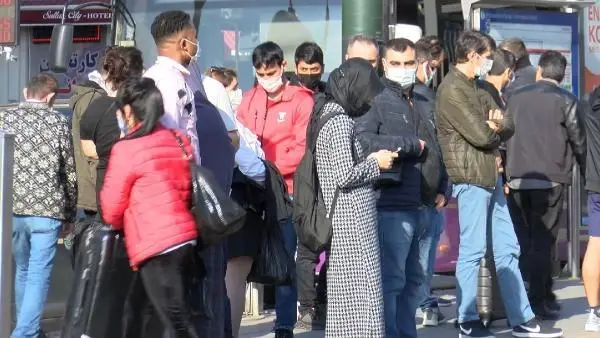 İSTANBUL'DA KISITLAMA ÖNCESİ TOPLU ULAŞIMDA AŞIRI YOĞUNLUK; KAPILAR KAPANMADI İSTANBUL'DA KISITLAMA ÖNCESİ TOPLU ULAŞIMDA AŞIRI YOĞUNLUK; KAPILAR KAPANMADI