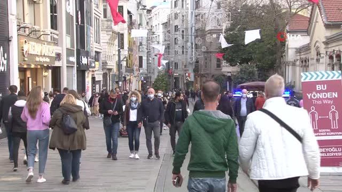 Kısmi kapanma başladı, İstiklal Caddesi ve Taksim Meydanında polisler vatandaşları megafonlarla uyardı