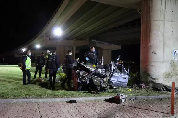 Son dakika gündem: KÖPRÜLÜ KAVŞAĞIN AYAĞINA ÇARPAN OTOMOBİLİN MOTORU YOLA FIRLADI; 1 ÖLÜ, 2 AĞIR YARALI Son dakika gündem: KÖPRÜLÜ KAVŞAĞIN AYAĞINA ÇARPAN OTOMOBİLİN MOTORU YOLA FIRLADI; 1 ÖLÜ, 2 AĞIR YARALI