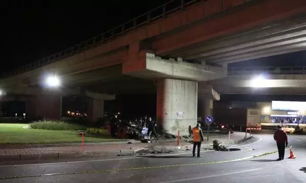 Son dakika gündem: KÖPRÜLÜ KAVŞAĞIN AYAĞINA ÇARPAN OTOMOBİLİN MOTORU YOLA FIRLADI; 1 ÖLÜ, 2 AĞIR YARALI Son dakika gündem: KÖPRÜLÜ KAVŞAĞIN AYAĞINA ÇARPAN OTOMOBİLİN MOTORU YOLA FIRLADI; 1 ÖLÜ, 2 AĞIR YARALI