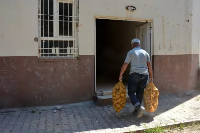 Mardin'de ihtiyaç sahiplerine gıda yardımı başladı Mardin'de ihtiyaç sahiplerine gıda yardımı başladı