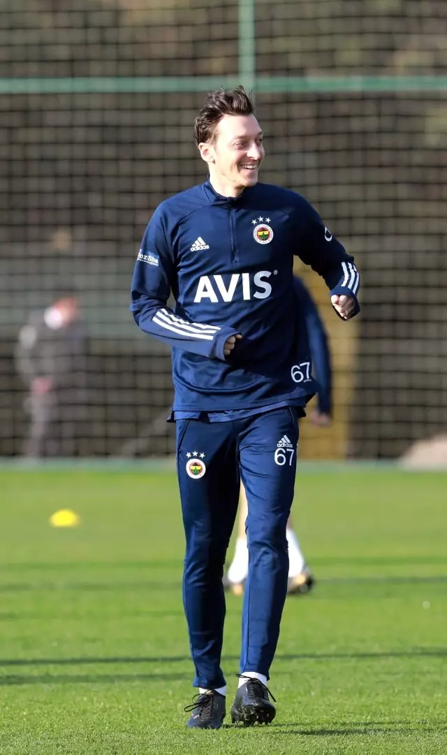 Mesut Özil ve Nazım Sangare takımla çalıştı Mesut Özil ve Nazım Sangare takımla çalıştı