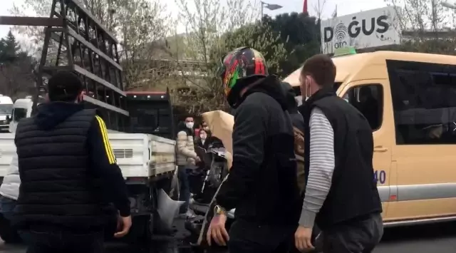 Minibüs şoförü, kaza yaptığı kamyonetin sürücüsüne saldırdığı anlar kameralara yansıdı Minibüs şoförü, kaza yaptığı kamyonetin sürücüsüne saldırdığı anlar kameralara yansıdı