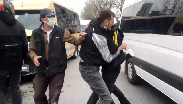 Minibüs şoförü, kaza yaptığı kamyonetin sürücüsüne saldırdığı anlar kameralara yansıdı Minibüs şoförü, kaza yaptığı kamyonetin sürücüsüne saldırdığı anlar kameralara yansıdı