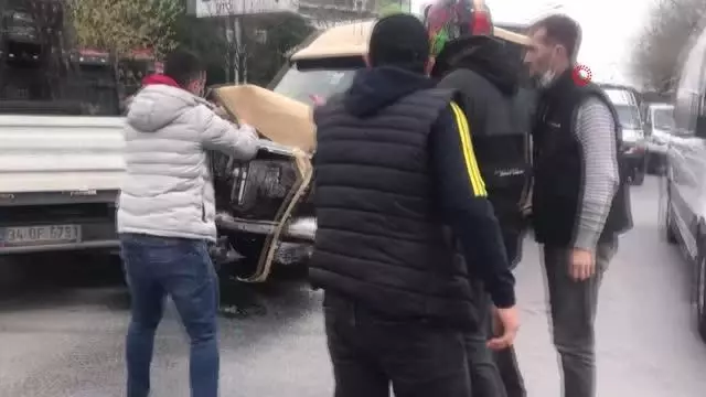Minibüs şoförü, kaza yaptığı kamyonetin sürücüsüne saldırdığı anlar kameralara yansıdı Minibüs şoförü, kaza yaptığı kamyonetin sürücüsüne saldırdığı anlar kameralara yansıdı