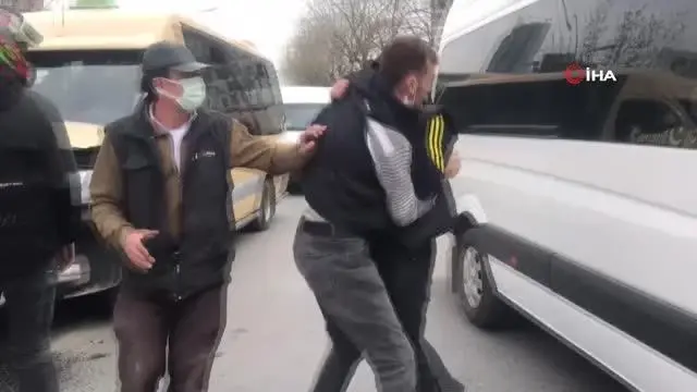 Minibüs şoförü, kaza yaptığı kamyonetin sürücüsüne saldırdığı anlar kameralara yansıdı Minibüs şoförü, kaza yaptığı kamyonetin sürücüsüne saldırdığı anlar kameralara yansıdı