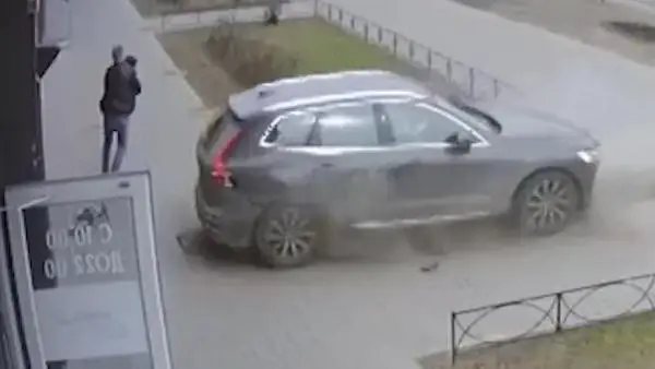 Rusya'da babanın refleksi çocuğunu yaralanmaktan kurtardı Rusya'da babanın refleksi çocuğunu yaralanmaktan kurtardı