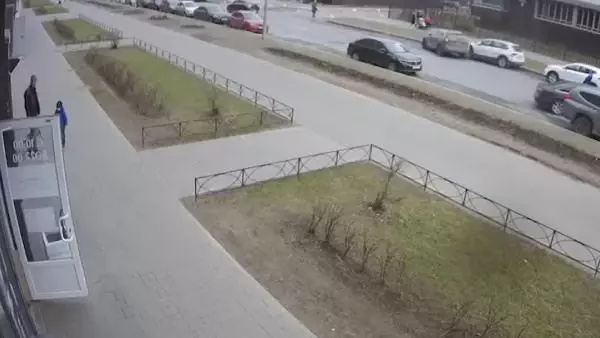 Rusya'da babanın refleksi çocuğunu yaralanmaktan kurtardı Rusya'da babanın refleksi çocuğunu yaralanmaktan kurtardı