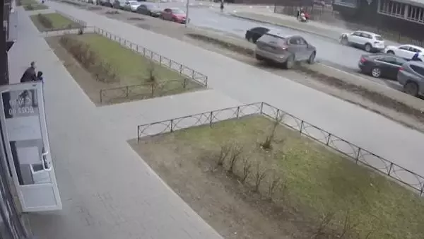 Rusya'da babanın refleksi çocuğunu yaralanmaktan kurtardı Rusya'da babanın refleksi çocuğunu yaralanmaktan kurtardı