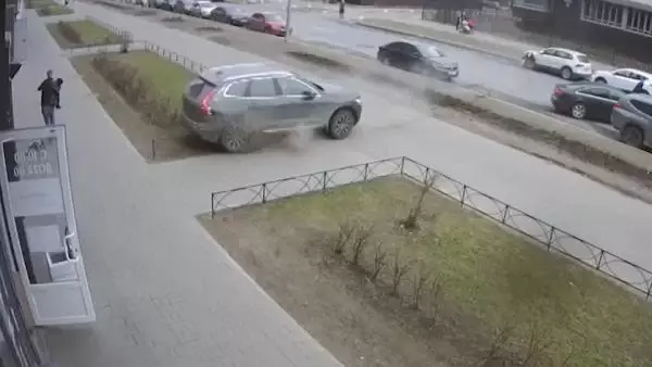 Rusya'da babanın refleksi çocuğunu yaralanmaktan kurtardı Rusya'da babanın refleksi çocuğunu yaralanmaktan kurtardı