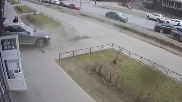 Rusya'da babanın refleksi çocuğunu yaralanmaktan kurtardı Rusya'da babanın refleksi çocuğunu yaralanmaktan kurtardı