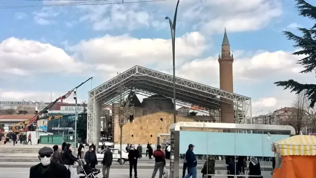 Tadilatı bitmedi, mahyası asıldı Tadilatı bitmedi, mahyası asıldı