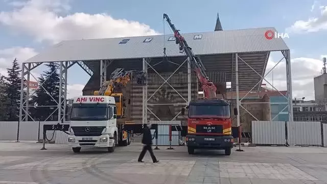 Tadilatı bitmedi, mahyası asıldı Tadilatı bitmedi, mahyası asıldı