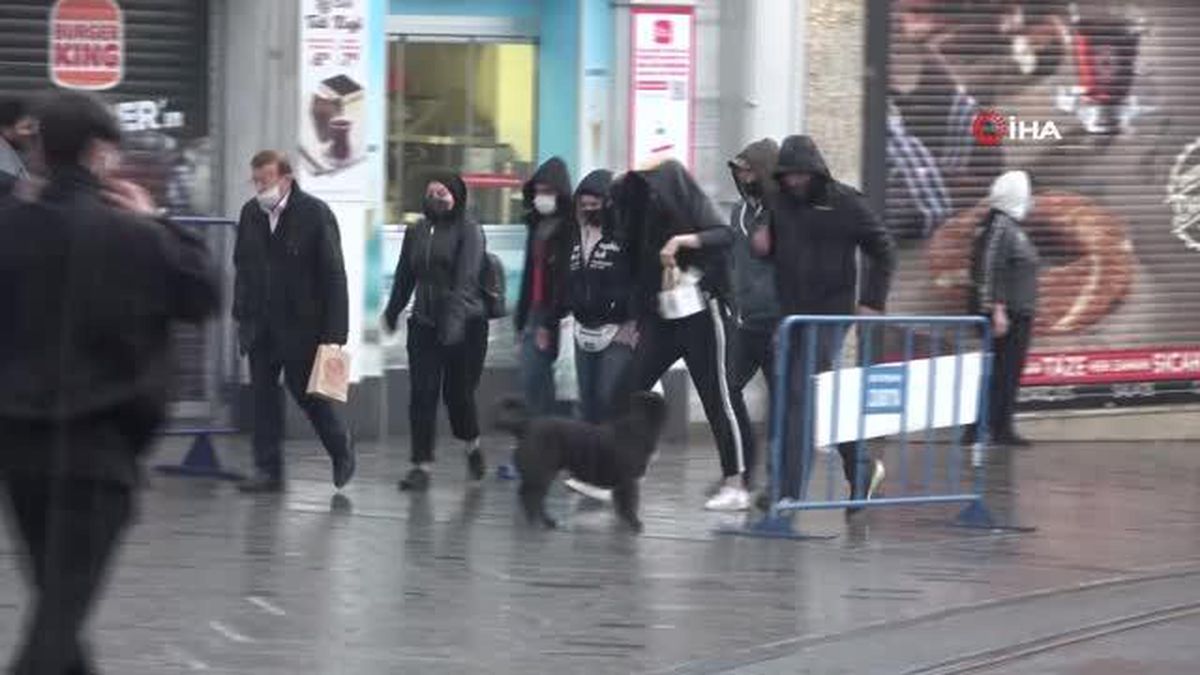 Taksim'deki yoğunluk yağmur yağışı sonrası dağıldı