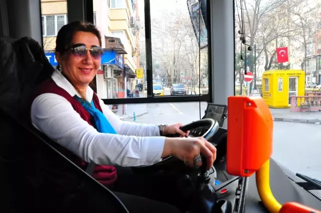 Telefona bakarken kaza yaptı, işine son verildi...Kaza anı kameralara yansıdı Telefona bakarken kaza yaptı, işine son verildi...Kaza anı kameralara yansıdı