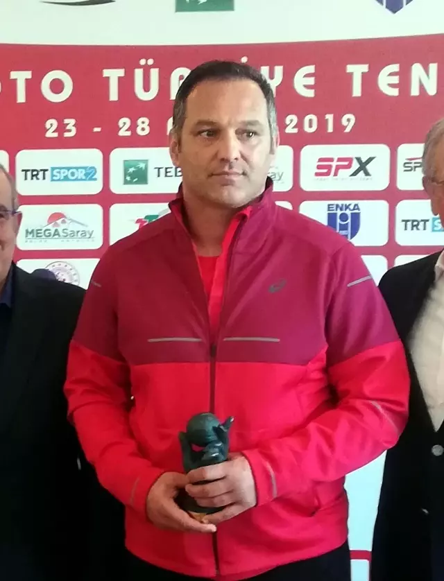 Tenis antrenörü Can Üner vefat etti Tenis antrenörü Can Üner vefat etti