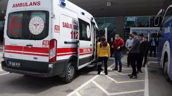 Testi pozitif yolcu, otobüsten indirilip hastaneye kaldırıldı Testi pozitif yolcu, otobüsten indirilip hastaneye kaldırıldı