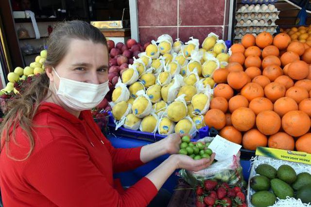 Kilosu 100 liradan satılan erik, tezgaha iner inmez tükendi