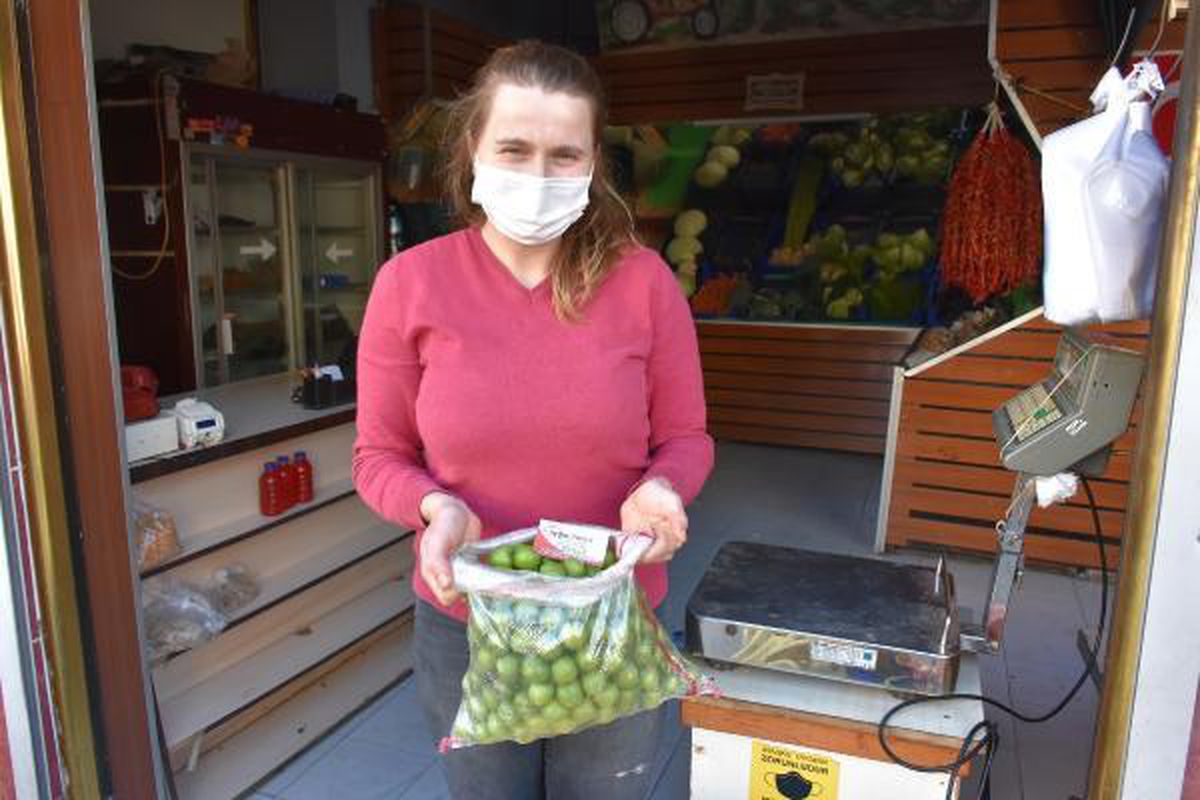 Kilosu 100 liradan satılan erik, tezgaha iner inmez tükendi