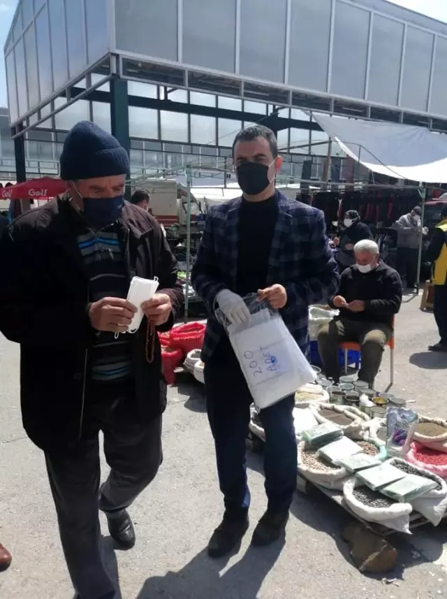 Tomarza'da pazar esnafına maske dağıtıldı Tomarza'da pazar esnafına maske dağıtıldı
