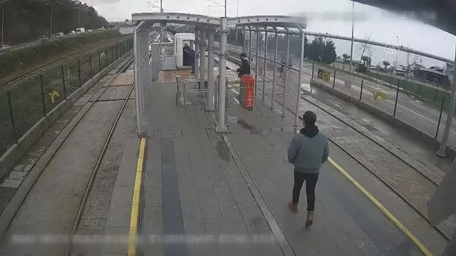 Tramvay beklerken kalp krizi geçiren vatandaşı kurtaran güvenlik görevlisi o anları anlattı Tramvay beklerken kalp krizi geçiren vatandaşı kurtaran güvenlik görevlisi o anları anlattı
