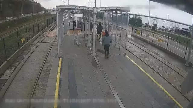 Tramvay beklerken kalp krizi geçiren vatandaşı kurtaran güvenlik görevlisi o anları anlattı Tramvay beklerken kalp krizi geçiren vatandaşı kurtaran güvenlik görevlisi o anları anlattı