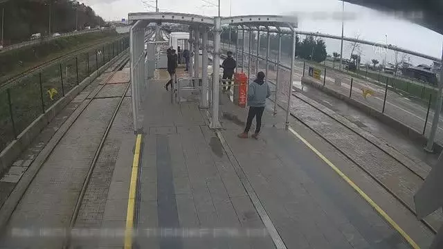 Tramvay beklerken kalp krizi geçiren vatandaşı kurtaran güvenlik görevlisi o anları anlattı Tramvay beklerken kalp krizi geçiren vatandaşı kurtaran güvenlik görevlisi o anları anlattı