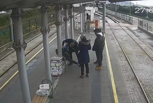 Tramvay durağında can pazarı: Kalp krizi geçiren gence özel güvenlikten kritik müdahale kamerada Tramvay durağında can pazarı: Kalp krizi geçiren gence özel güvenlikten kritik müdahale kamerada