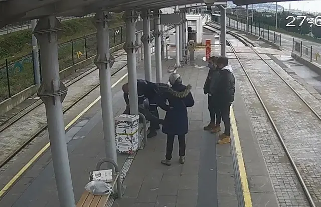 Tramvay durağında can pazarı: Kalp krizi geçiren gence özel güvenlikten kritik müdahale kamerada Tramvay durağında can pazarı: Kalp krizi geçiren gence özel güvenlikten kritik müdahale kamerada