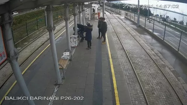 Tramvay durağında can pazarı: Kalp krizi geçiren gence özel güvenlikten kritik müdahale kamerada Tramvay durağında can pazarı: Kalp krizi geçiren gence özel güvenlikten kritik müdahale kamerada