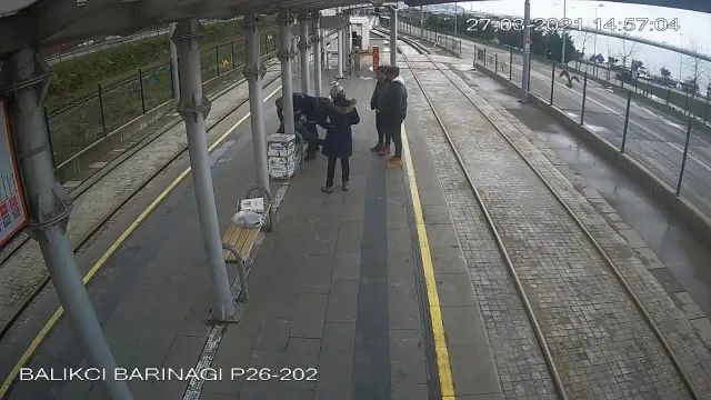 Tramvay durağında can pazarı: Kalp krizi geçiren gence özel güvenlikten kritik müdahale kamerada Tramvay durağında can pazarı: Kalp krizi geçiren gence özel güvenlikten kritik müdahale kamerada
