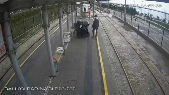 Tramvay durağında can pazarı: Kalp krizi geçiren gence özel güvenlikten kritik müdahale kamerada Tramvay durağında can pazarı: Kalp krizi geçiren gence özel güvenlikten kritik müdahale kamerada