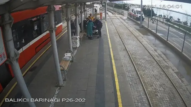 Tramvay durağında can pazarı: Kalp krizi geçiren gence özel güvenlikten kritik müdahale kamerada Tramvay durağında can pazarı: Kalp krizi geçiren gence özel güvenlikten kritik müdahale kamerada