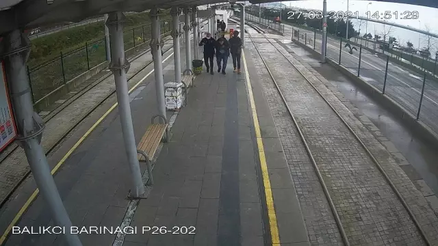 Tramvay durağında can pazarı: Kalp krizi geçiren gence özel güvenlikten kritik müdahale kamerada Tramvay durağında can pazarı: Kalp krizi geçiren gence özel güvenlikten kritik müdahale kamerada