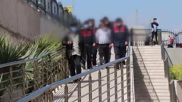Uyuşturucuyla yakalanan 3 kişi tutuklandı Uyuşturucuyla yakalanan 3 kişi tutuklandı