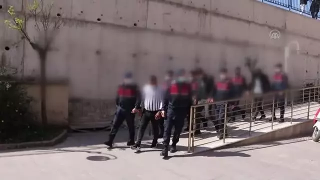 Uyuşturucuyla yakalanan 3 kişi tutuklandı Uyuşturucuyla yakalanan 3 kişi tutuklandı