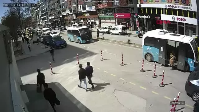 Zabıta memuru bulduğu 20 bin TL'yi sahibine teslim etti Zabıta memuru bulduğu 20 bin TL'yi sahibine teslim etti
