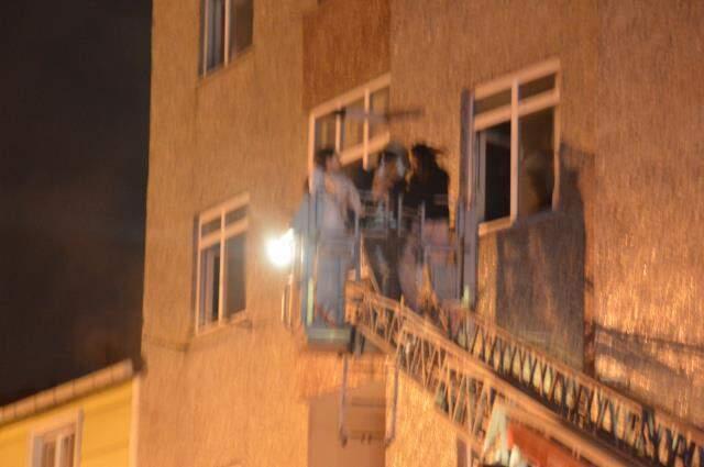 Yangında pes dedirten görüntü... 12 kişi yangında mahsur kaldı, o ağzında sigarayla olan biteni görüntüledi Yangında pes dedirten görüntü... 12 kişi yangında mahsur kaldı, o ağzında sigarayla olan biteni görüntüledi