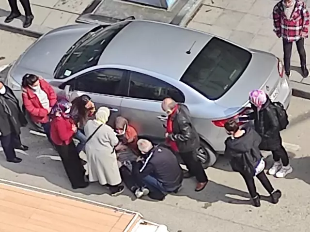 Yolun karşısına geçen kadına otomobil çarptı Yolun karşısına geçen kadına otomobil çarptı