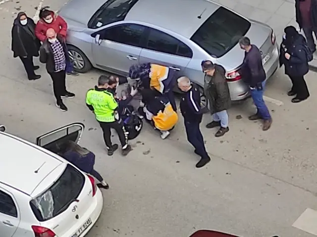 Yolun karşısına geçen kadına otomobil çarptı Yolun karşısına geçen kadına otomobil çarptı