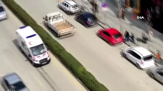 Yolun karşısına geçen kadına otomobil çarptı Yolun karşısına geçen kadına otomobil çarptı