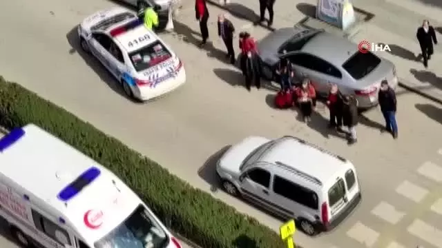Yolun karşısına geçen kadına otomobil çarptı Yolun karşısına geçen kadına otomobil çarptı