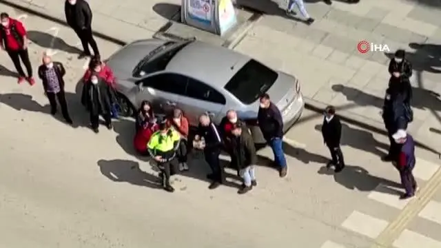 Yolun karşısına geçen kadına otomobil çarptı Yolun karşısına geçen kadına otomobil çarptı