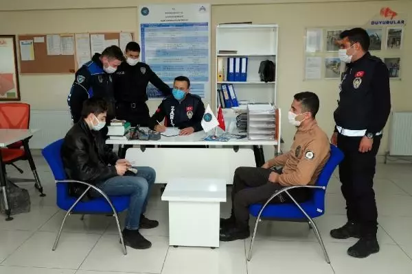 Zabıta memuru bulduğu 20 bin TL'yi sahibine teslim etti Zabıta memuru bulduğu 20 bin TL'yi sahibine teslim etti